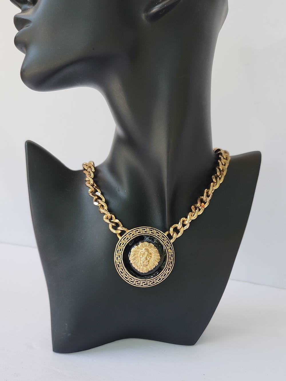 LION MEDALLION GOLD TONE CHUNKY CHAIN COLLAR LENGTH NECKLACE